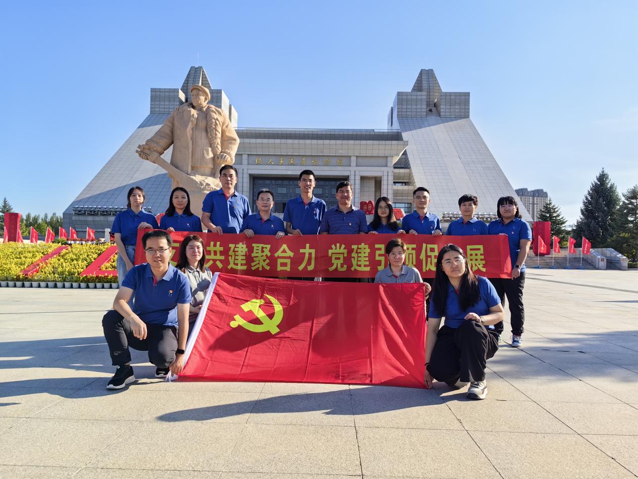 動物用生物制品國家工程研究中心、哈獸研禽免疫抑制病創(chuàng)新團(tuán)隊(duì)、福建圣農(nóng)集團(tuán)圣澤生物及福建圣農(nóng)集團(tuán)技術(shù)中心黨支部共建活動
